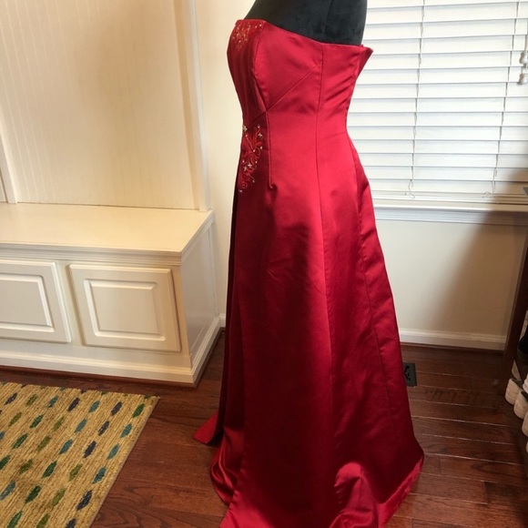 Michaelangelo Red Dress with Embroidery, Size 12 See photos for measurements. - Picture 12 of 12